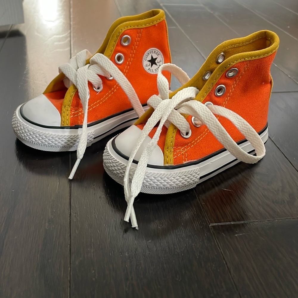 Brand new infant chuck taylors- size 4